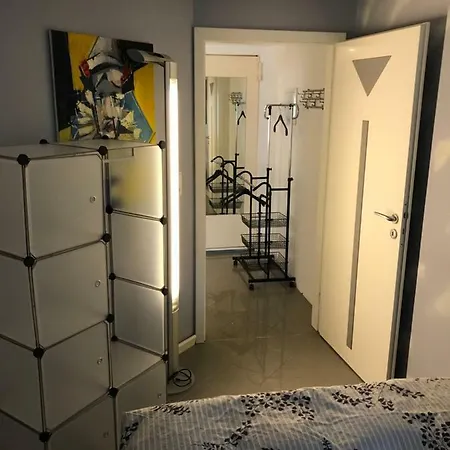 In Dellbruck Frisch Renoviert, 300 Meter Bis Zur Strassenbahn, Ruhige Lage Apartment *