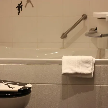 In Dellbruck Frisch Renoviert, 300 Meter Bis Zur Strassenbahn, Ruhige Lage Apartment Cologne
